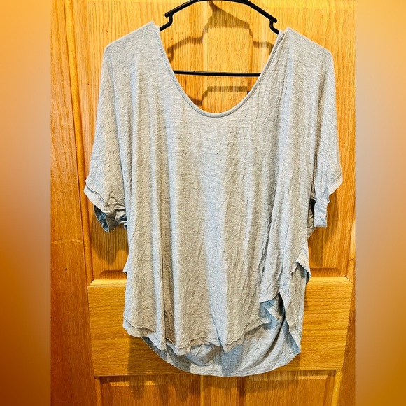 NWOT Small POL Gray Women's Top with Back Cut Outs - Picture 2 of 7